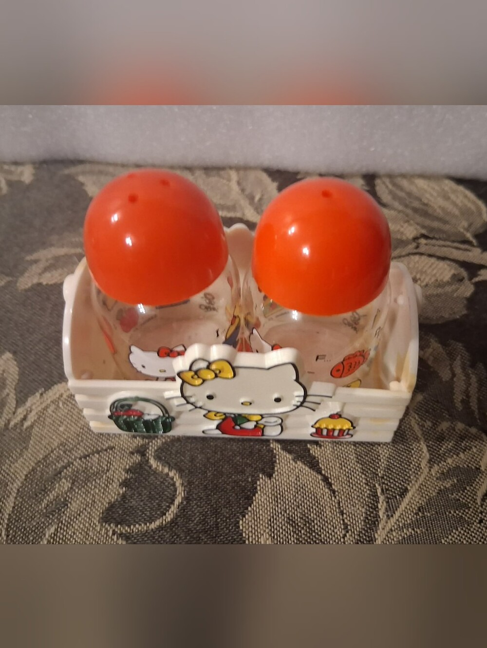 HELLO KITTY SALT & PEPPER SHAKERS W BASKET RARE 1976 SANRIO CO LTD .
